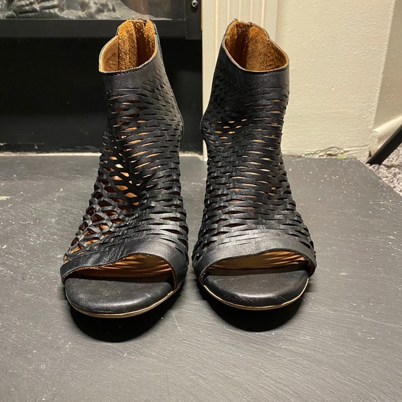Womens US 6 Bueno black zip up heels - Picture 3 of 4